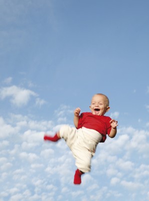 Baby fliegt im Himmel